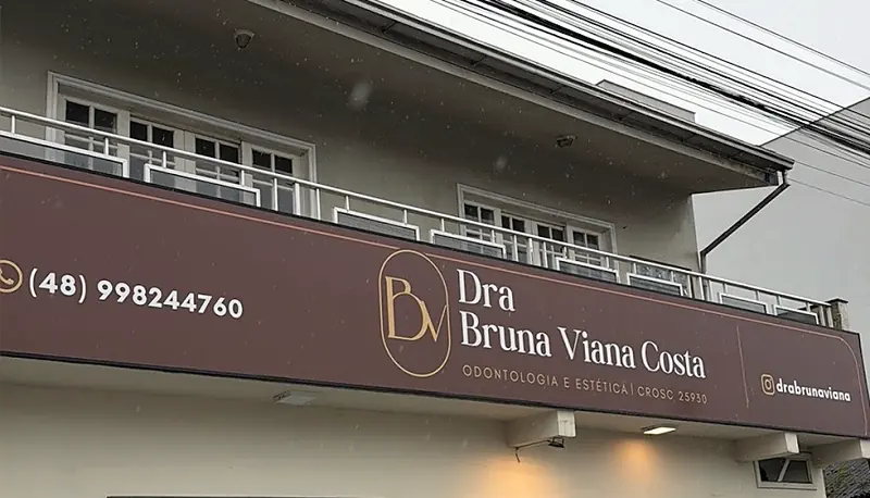 Letreiro do consultório: Dra Bruna Viana Costa, Odontologia e Estética, CRO/SC 25930
